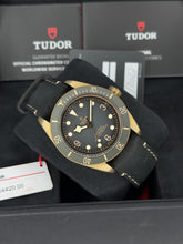 Carica l'immagine nel visualizzatore di Gallery, Tudor Black Bay Bronze 79250BA year 2023 full set LIKE NEW