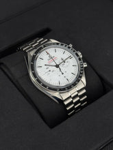 Carica l'immagine nel visualizzatore di Gallery, Omega Speedmaster Professional Moonwatch zaffiro 31030425004001 year 2025 full set