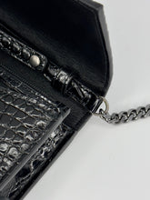 Carica l&#39;immagine nel visualizzatore di Gallery, Clutch portafoglio Balenciaga Hourglass in pelle nera
