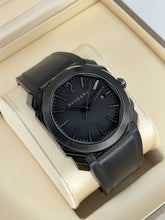 Carica l'immagine nel visualizzatore di Gallery, Bulgari Octo Ultranero ref. 102737 BGO41BBSVD/N year 2022 full set