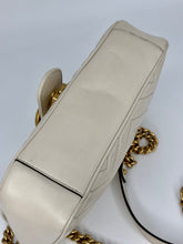 Carica l&#39;immagine nel visualizzatore di Gallery, Borsa a spalla Gucci GG Marmont piccola in pelle bianca matelassé
