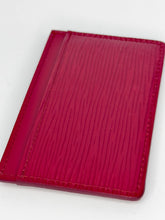 Carica l&#39;immagine nel visualizzatore di Gallery, Porta Carte Louis Vuitton in pelle epi ciliegia
