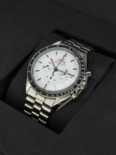 Carica l'immagine nel visualizzatore di Gallery, Omega Speedmaster Professional Moonwatch zaffiro 31030425004001 year 2025 full set