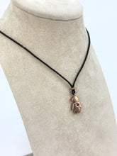 Carica l'immagine nel visualizzatore di Gallery, Collana con bebè in argento rosato