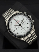 Carica l'immagine nel visualizzatore di Gallery, Omega Speedmaster Professional Moonwatch zaffiro 31030425004001 year 2025 full set