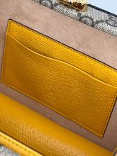 Carica l&#39;immagine nel visualizzatore di Gallery, Borsa a tracolla Gucci in tela GG Supreme beige e pelle gialla ref. 725341 year 2023

