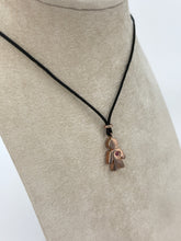 Carica l'immagine nel visualizzatore di Gallery, Collana con bebè in argento rosato