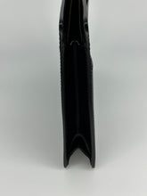 Carica l&#39;immagine nel visualizzatore di Gallery, Clutch LOUIS VUITTON in pelle epi nera M52522

