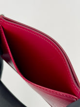 Carica l&#39;immagine nel visualizzatore di Gallery, Porta Carte Louis Vuitton in pelle epi ciliegia
