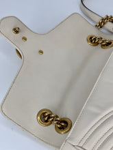 Carica l&#39;immagine nel visualizzatore di Gallery, Borsa a spalla Gucci GG Marmont piccola in pelle bianca matelassé
