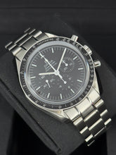Carica l'immagine nel visualizzatore di Gallery, Omega Speedmaster Professional Moonwatch zaffiro ref. 31130423001006 year 2021 full set