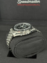 Carica l'immagine nel visualizzatore di Gallery, Omega Speedmaster Professional moonwatch doppio zaffiro 31030425001002 year 2022 full set