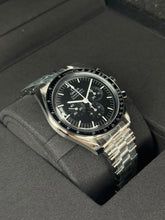 Carica l'immagine nel visualizzatore di Gallery, Omega Speedmaster Professional Moonwatch Hesalite 31030425001001 year 2026 full set LIKE NEW
