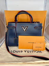 Carica l&#39;immagine nel visualizzatore di Gallery, Borsa Louis Vuitton Twist Tote Epi pelle blu indaco M54980 year 2018 full set
