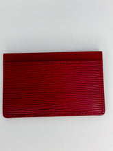 Carica l&#39;immagine nel visualizzatore di Gallery, Porta Carte Louis Vuitton in pelle epi ciliegia
