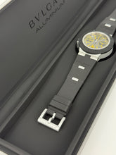 Carica l&#39;immagine nel visualizzatore di Gallery, Bulgari Bulgari cronograph Aluminium Gran Turismo limited edition 1 of 1200 ref. 103893 year 2025 full set NEW
