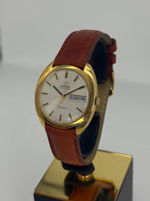 Carica l&#39;immagine nel visualizzatore di Gallery, Omega automatico Day-Date in oro giallo 18 KT 34,7mm
