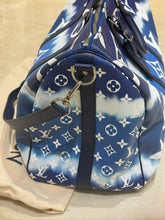 Carica l'immagine nel visualizzatore di Gallery, Louis Vuitton Keepall Bandoulière 50 LV Escale ref. M45117 summer 2020 collection
