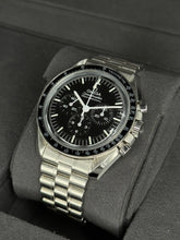 Carica l&#39;immagine nel visualizzatore di Gallery, Omega Speedmaster Moonwatch 31030425001001 full set LIKE NEW
