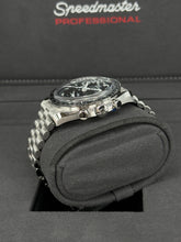 Carica l&#39;immagine nel visualizzatore di Gallery, Omega Speedmaster professional moonwatch  LIKE NEW ref. 31030425001001 year 2024 full set
