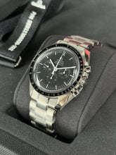 Carica l&#39;immagine nel visualizzatore di Gallery, Omega Speedmaster Professional Moonwatch 31130423001005 year 2020 full set LIKE NEW
