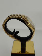 Carica l&#39;immagine nel visualizzatore di Gallery, Longines automatico con datario in oro giallo 18 KT 33mm
