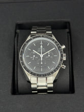 Carica l&#39;immagine nel visualizzatore di Gallery, Omega Speedmaster Professional Moonwatch zaffiro ref. 31130423001006 year 2021 full set
