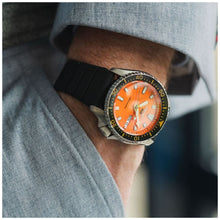 Carica l&#39;immagine nel visualizzatore di Gallery, SEIKO 5 SPORTS SRPL89K1 ARANCIONE IN STILE SKX
