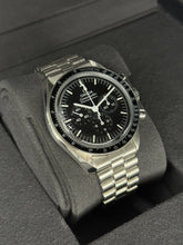 Carica l&#39;immagine nel visualizzatore di Gallery, Omega Speedmaster Moonwatch 31030425001001 full set LIKE NEW
