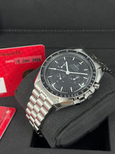 Carica l&#39;immagine nel visualizzatore di Gallery, Omega Speedmaster professional moonwatch  LIKE NEW ref. 31030425001001 year 2024 full set
