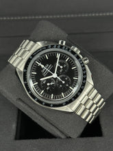 Carica l&#39;immagine nel visualizzatore di Gallery, Omega Speedmaster Moonwatch 31030425001001 full set LIKE NEW
