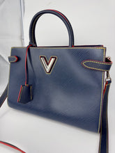 Carica l&#39;immagine nel visualizzatore di Gallery, Borsa Louis Vuitton Twist Tote Epi pelle blu indaco M54980 year 2018 full set
