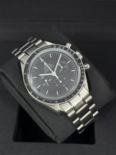 Carica l&#39;immagine nel visualizzatore di Gallery, Omega Speedmaster Professional Moonwatch zaffiro ref. 31130423001006 year 2021 full set

