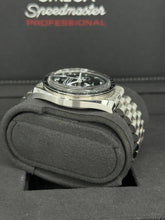 Carica l&#39;immagine nel visualizzatore di Gallery, Omega Speedmaster Moonwatch 31030425001001 full set LIKE NEW

