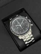 Carica l&#39;immagine nel visualizzatore di Gallery, Omega Speedmaster Professional Moonwatch zaffiro ref. 31130423001006 year 2021 full set
