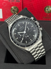 Carica l&#39;immagine nel visualizzatore di Gallery, Omega Speedmaster professional moonwatch  LIKE NEW ref. 31030425001001 year 2024 full set

