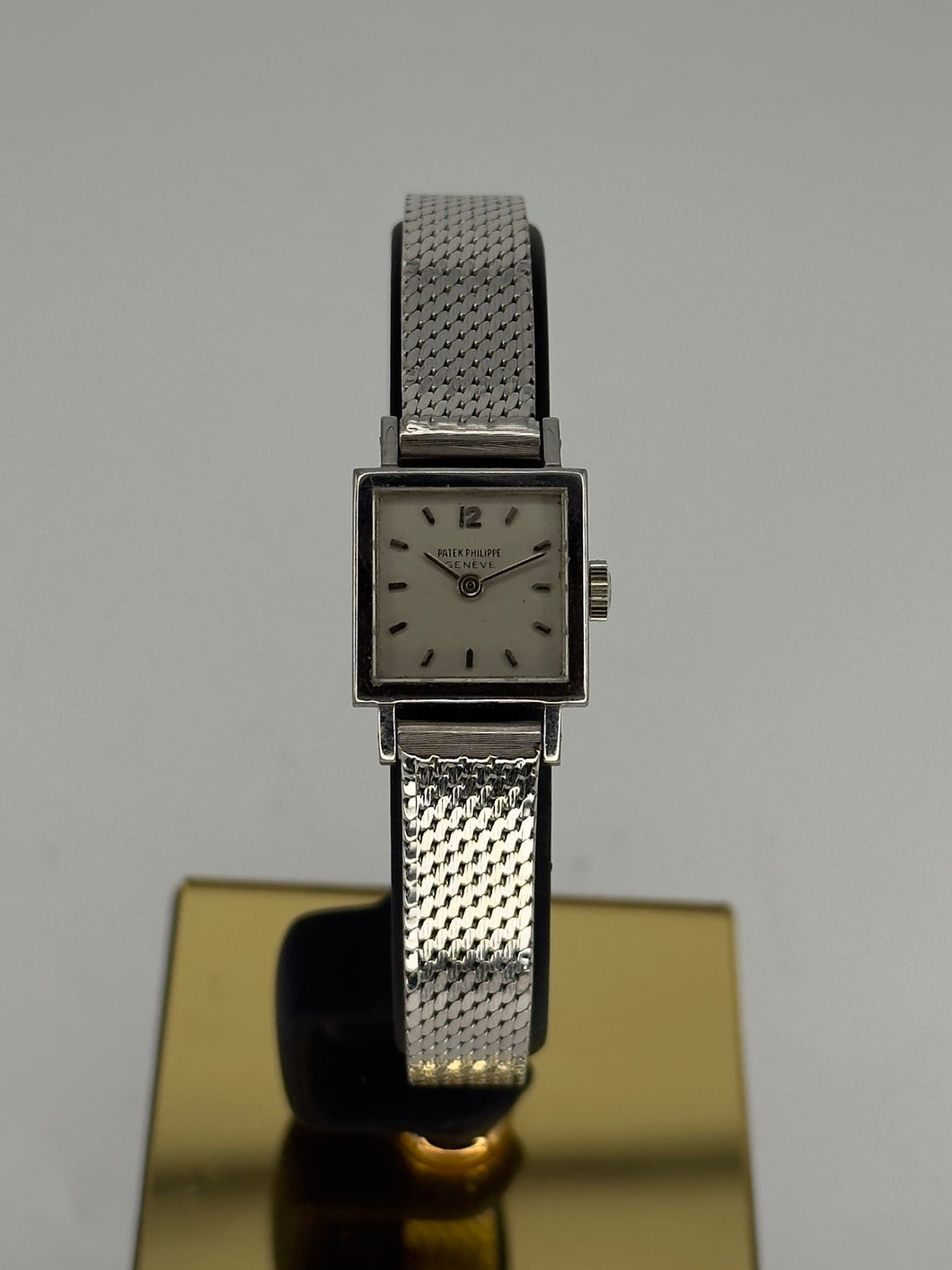 Patek Philippe Geneve a carica manuale in oro bianco 18K