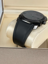 Carica l&#39;immagine nel visualizzatore di Gallery, Bulgari Octo Ultranero ref. 102737 BGO41BBSVD/N year 2022 full set
