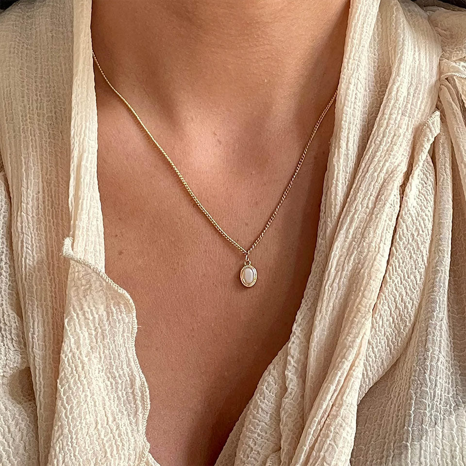 Collana da donna in acciaio inossidabile con pietra nera e ciondolo a Collana da donna in acciaio inossidabile con pietra nera e ciondolo a